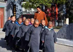 在少林寺,这样一大群看上去如同小和尚的孩子,也是相当的阿弥陀佛