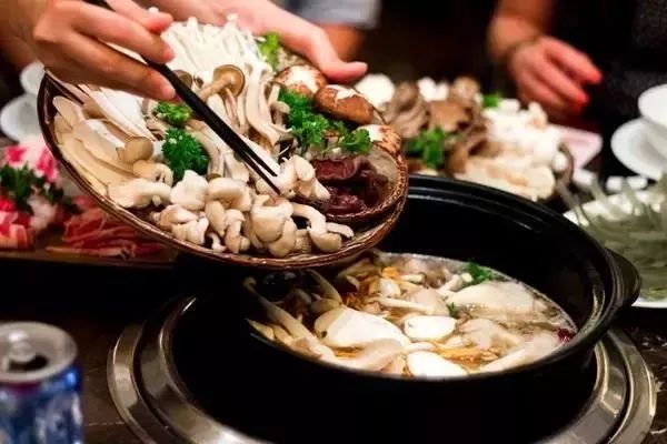美食 正文  楚雄野生菌火锅是云南的六大名吃之一,食材取自山林,味道