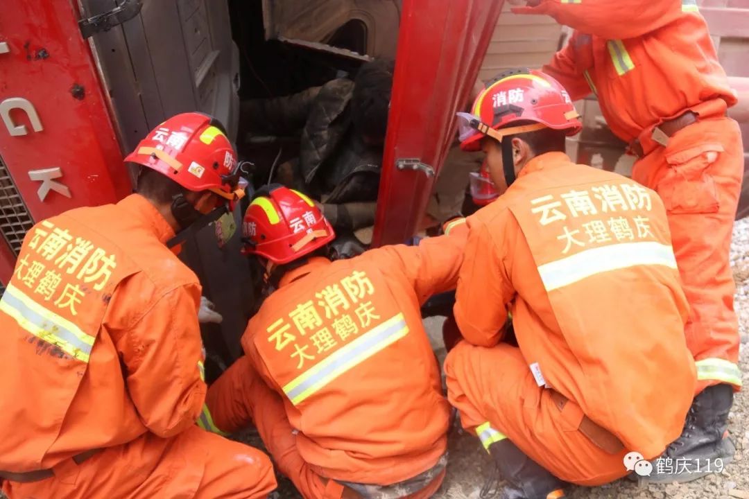 鹤庆消防奋力营救车祸被困人员