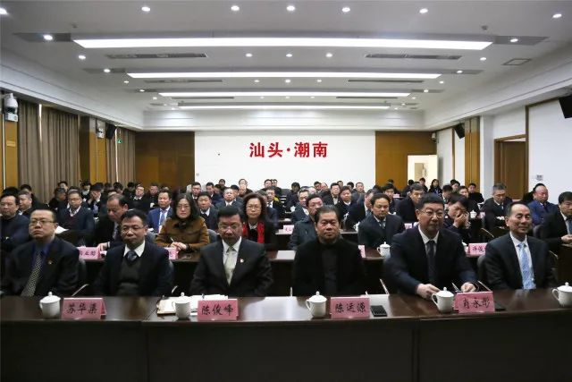 区长陈俊峰 要求各级各部门要把学习贯彻省"两会"精神与学习贯彻十九