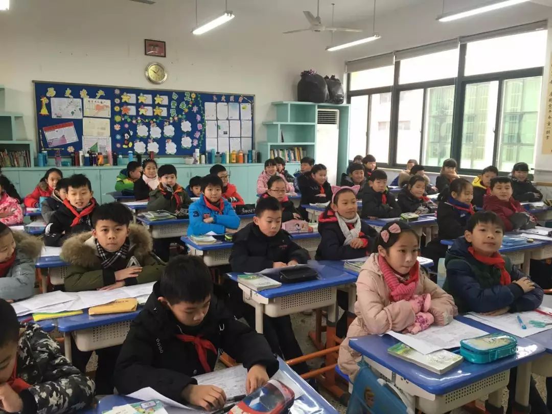 回澜小学上课中的学生们