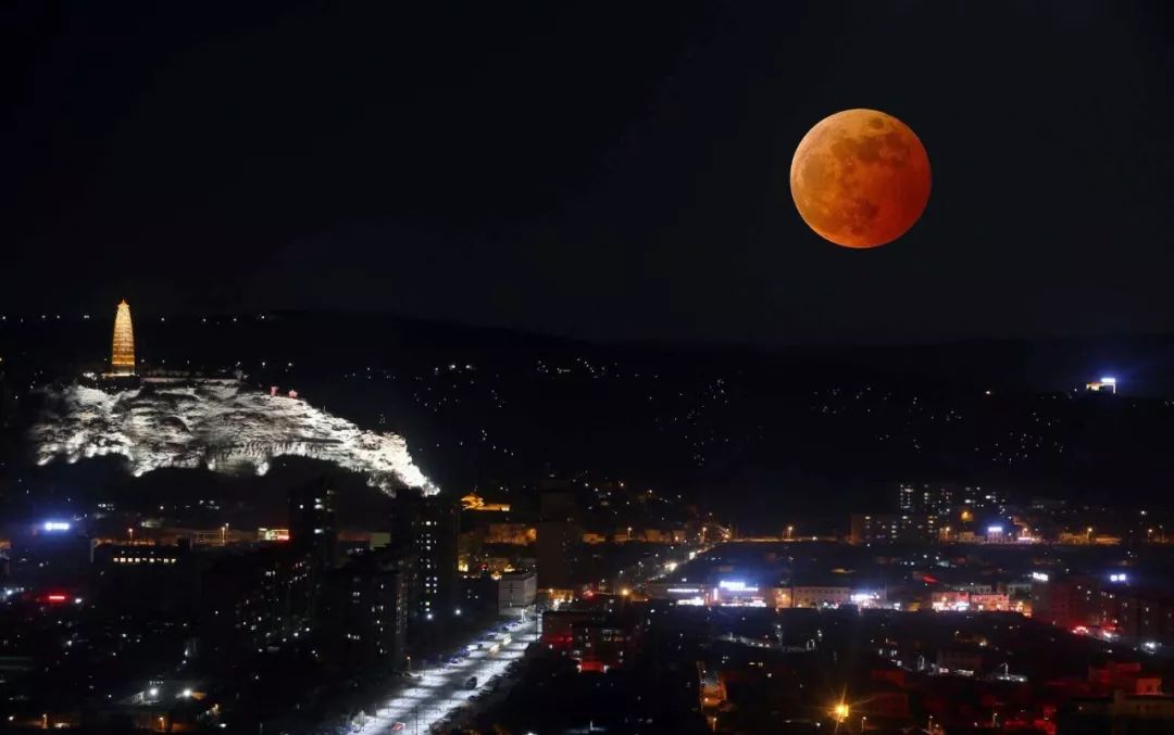 麟州城最美红月亮,刷爆神木人的朋友圈,绝美大片