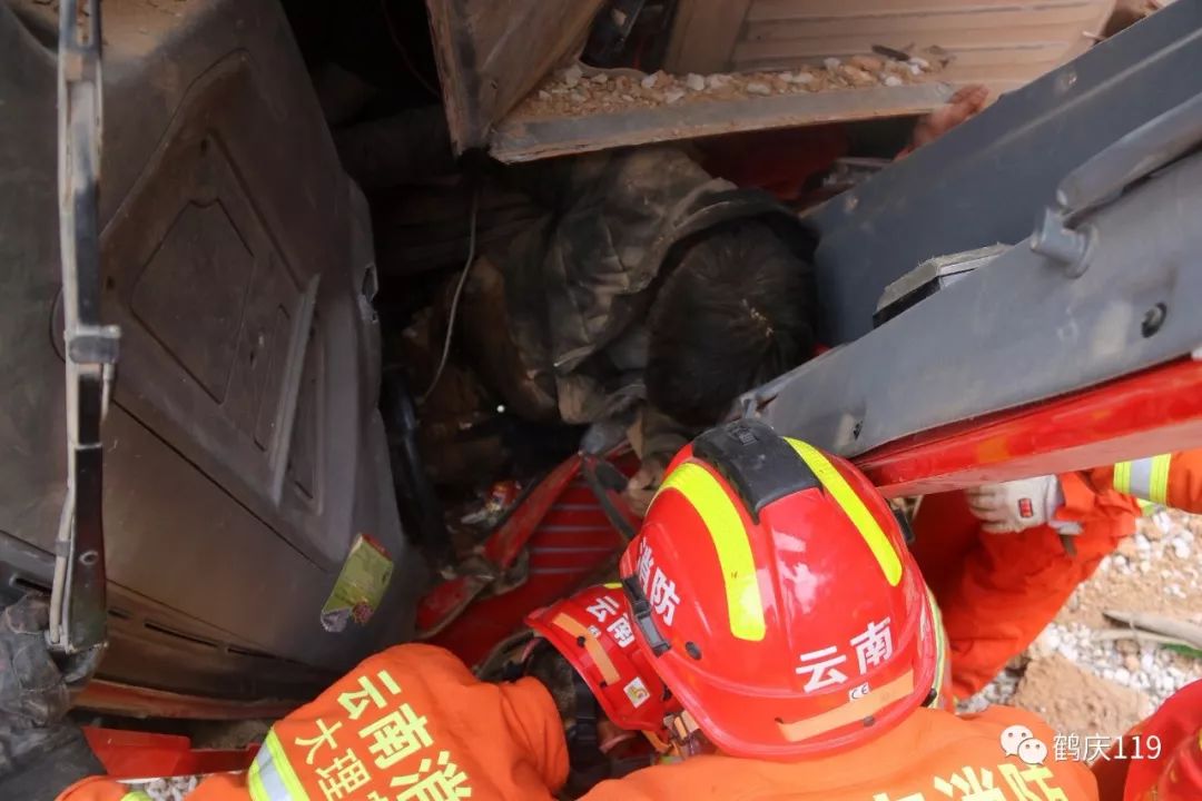 鹤庆消防奋力营救车祸被困人员