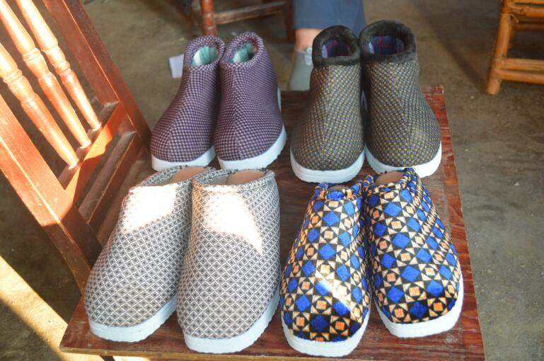 黔南州首个精准帮扶贫困户"布依族手工布鞋作坊"成立