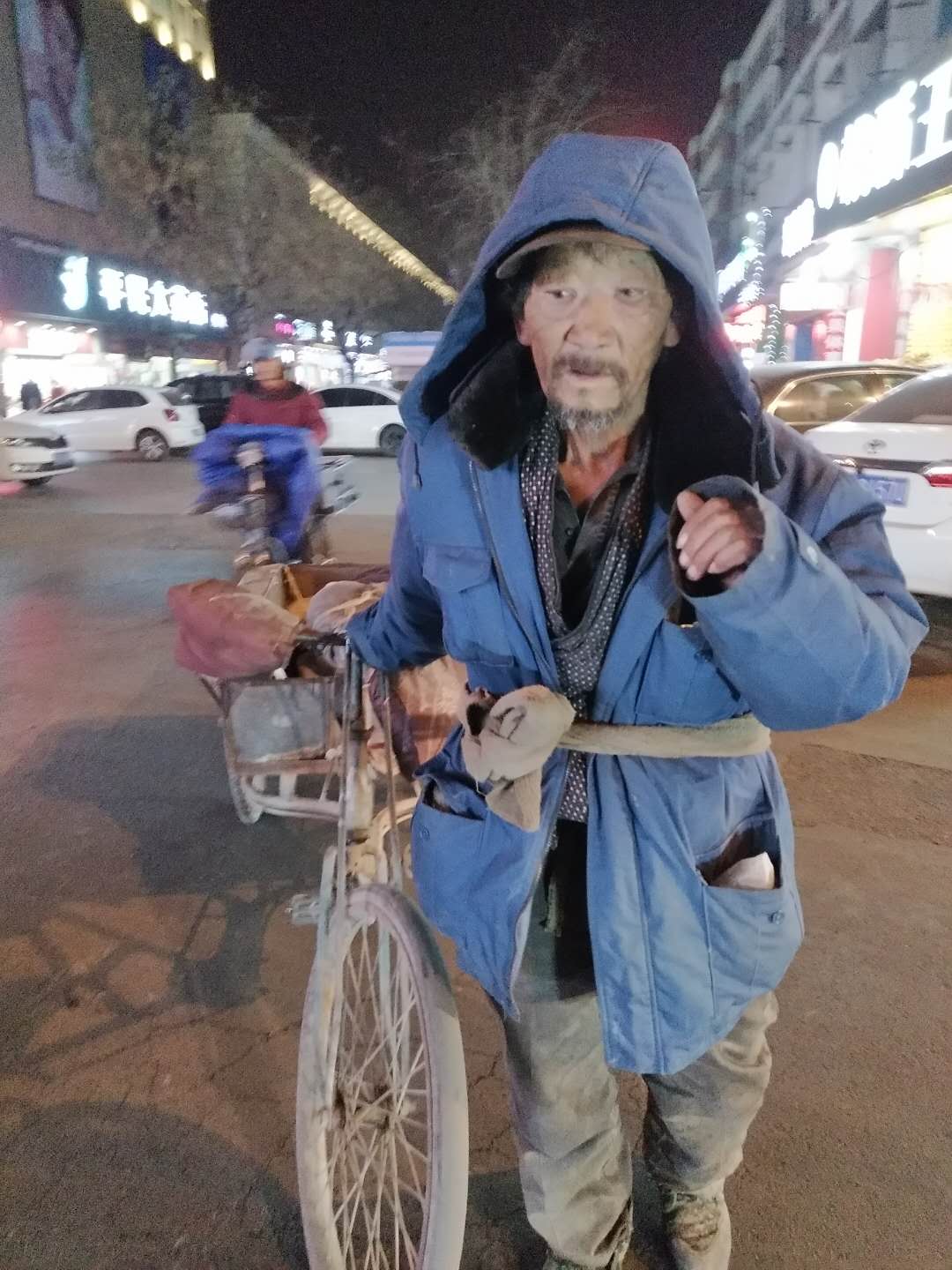 70岁老人在大街上拾荒，衣衫褴褛冻得发抖，一举动让人可敬