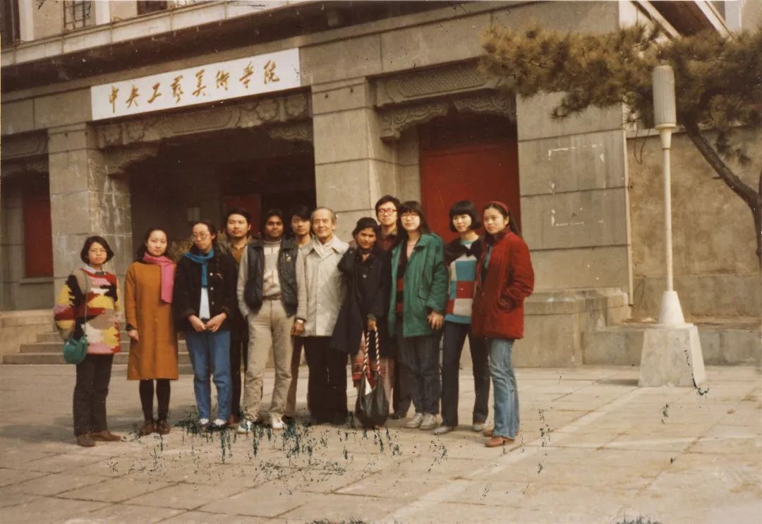1980年3月,叶喆民先生(左一)参加在中央工艺美术学院举行的定窑建窑