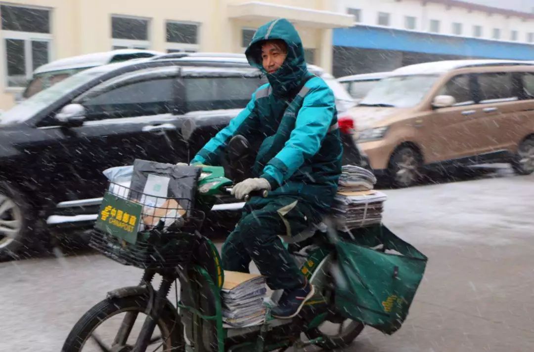 气温零下2摄氏度,吴江邮政的投递员们迎着风雪出发,开始一天的投递