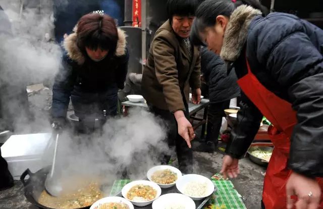 实拍山西农村大锅饭,这场面.看完想家了!