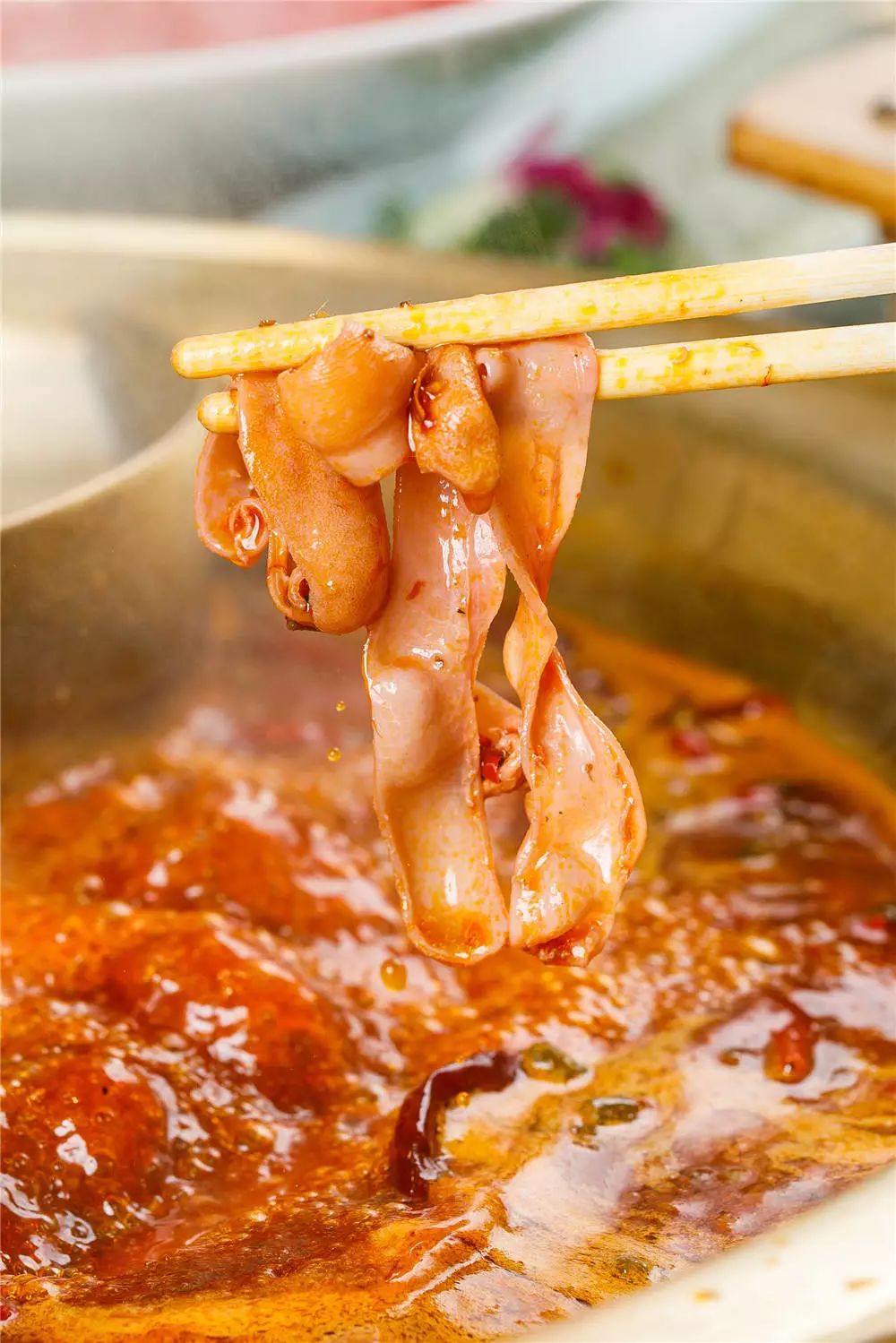 鸭肠,会慢慢舒展卷曲,裹着浓浓的红油,吃在嘴里鲜脆可口, 重庆 火锅必