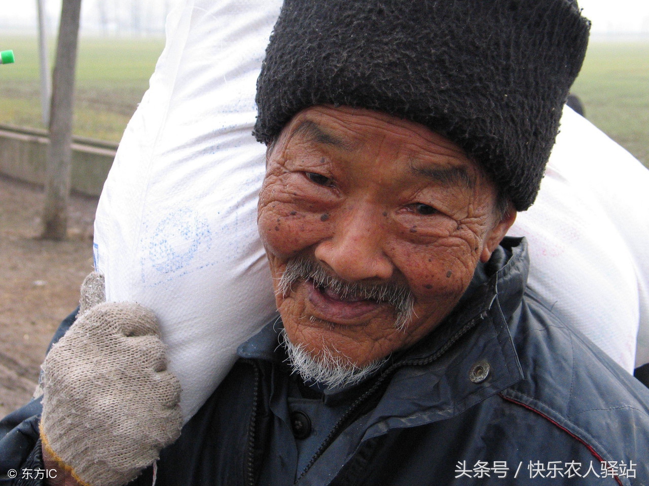 泪奔,心酸的10张照片,农村老人盼着游子回家