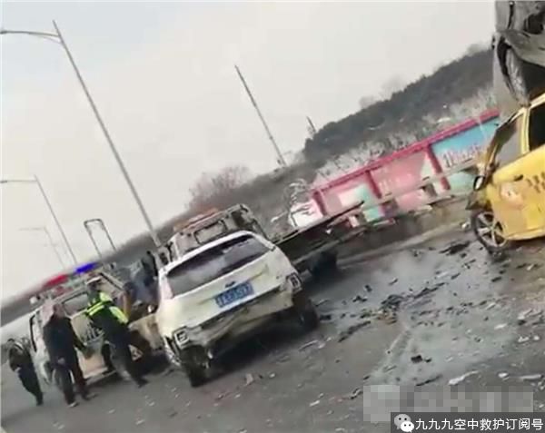 今日南京江北大道发生交通事故 多车追尾