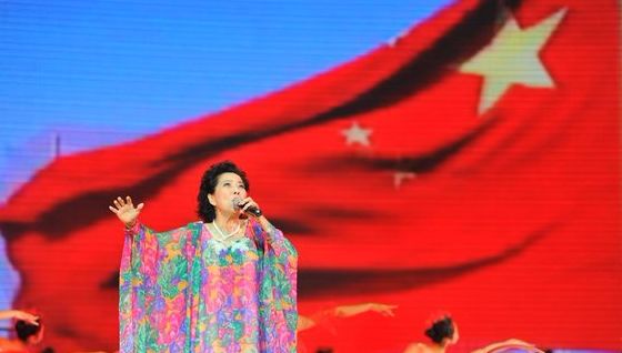 《我爱你中国》是一首由著名歌唱家叶佩英演唱的歌曲,由瞿琮作词.