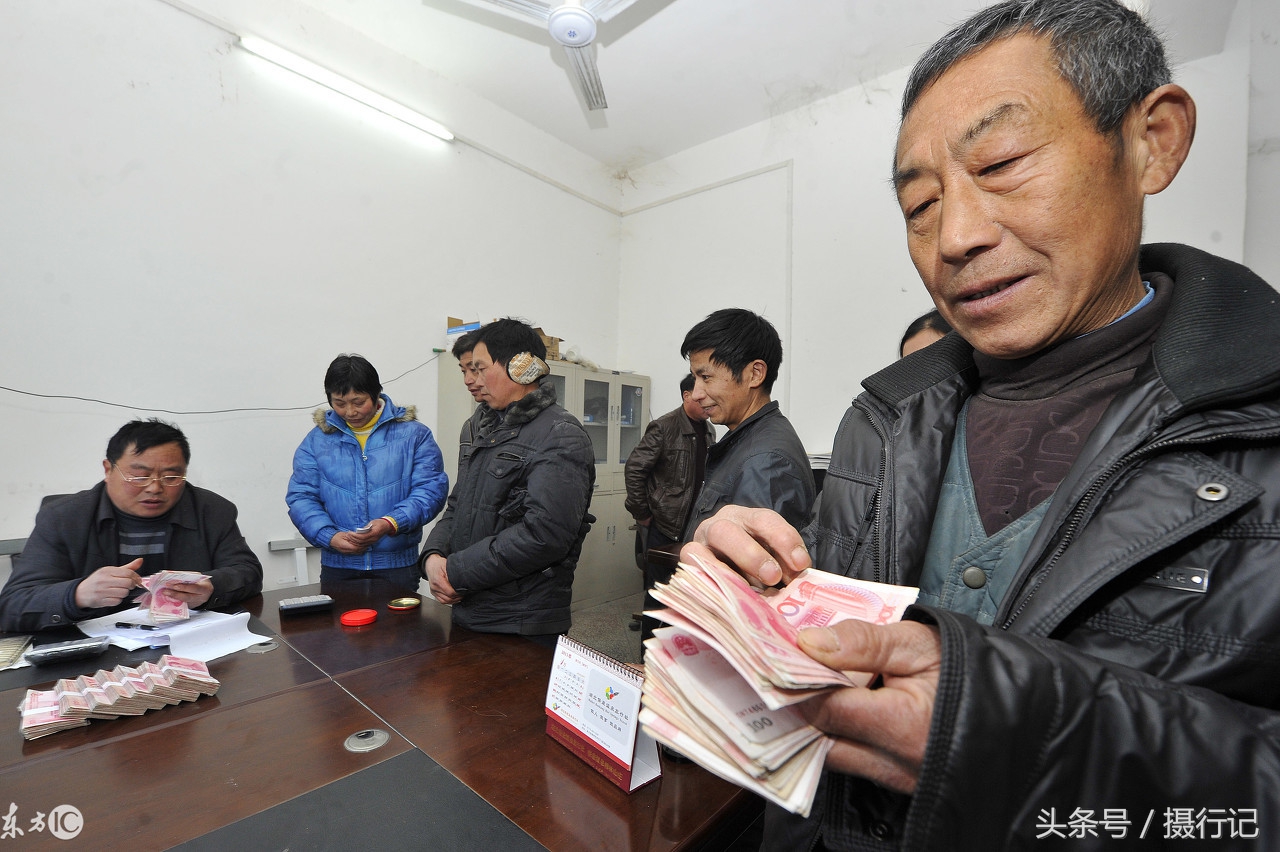 春节,农民工喜领工资,喜悦溢于言表,一年辛劳您帮忙数数有多少