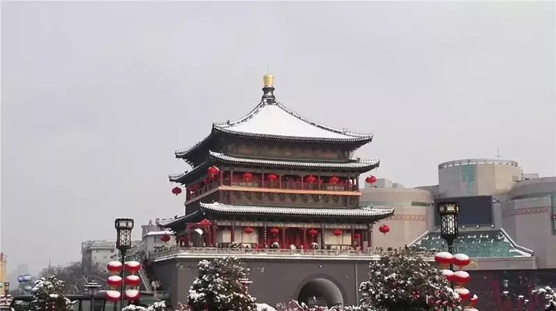 枫叶绯红 十二月 一到12月,雪花如期而至 总有人说 "一下雪,西安就