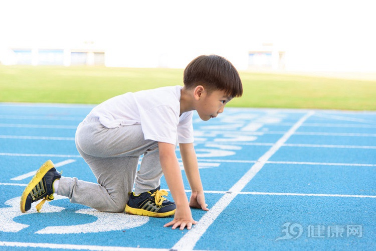 考虑可能是因为幼儿股骨头发育尚不成熟,关节囊较松,当孩子剧烈跳跃等