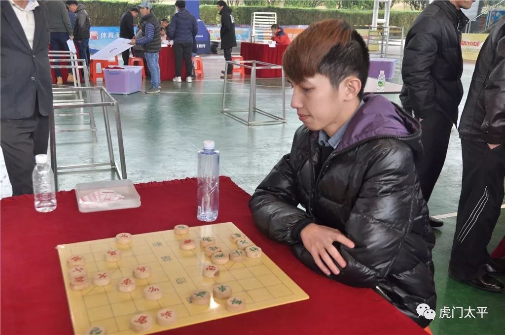 少年组的"棋王"则由来自东方小学的邓沣庭赢得!