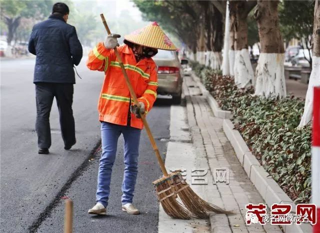 寒风冷雨中,环卫工人永不缺席.