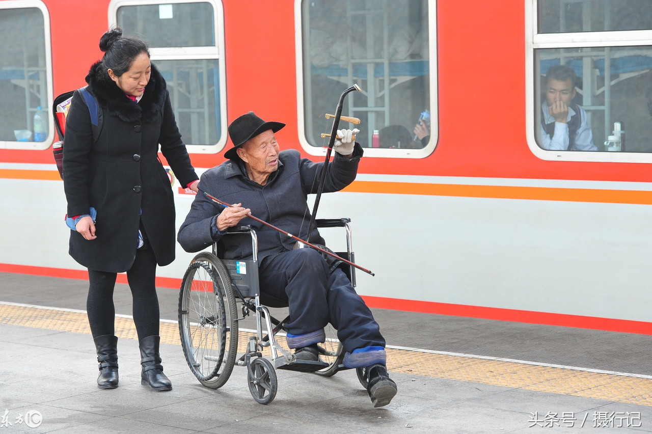 (图片来自东方ic)佛山火车站广场,苏先生送离他的女友吉小姐返回老家