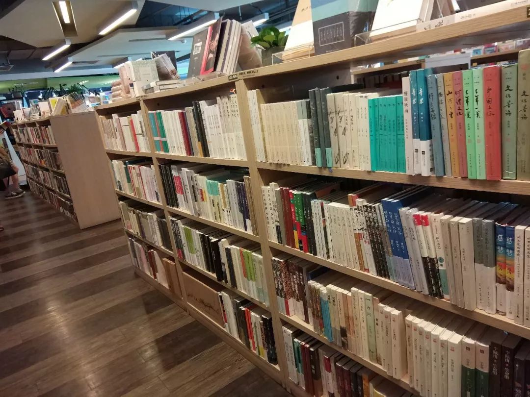 书店的书架造型不会中规中矩,这样立体的凹凸不平也有些特别.