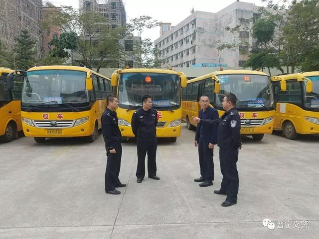 由蔡得心副大队长带队,到普宁市占陇华南学校对校车进行安全体检,从