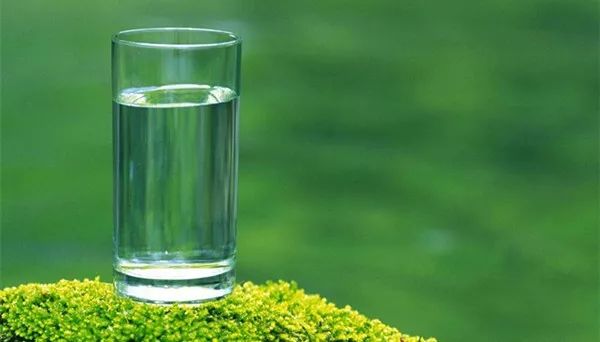 1,材质最安全 从水杯材质上看, 玻璃杯喝水最安全.