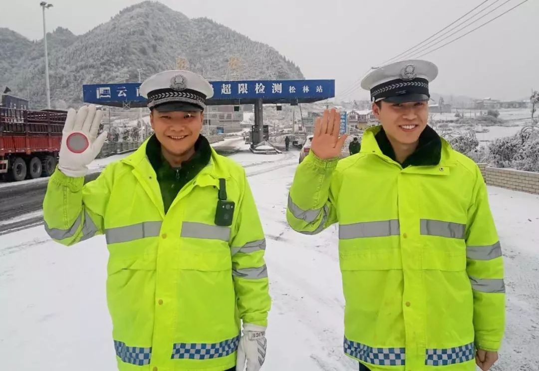 镇雄最美交警"撒盐哥"的姿势太帅啦!这是要火的节奏呀!