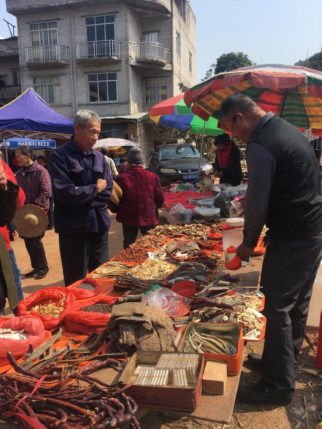 春运已来,返乡的人越来越多,乡村集市热闹非凡,春味