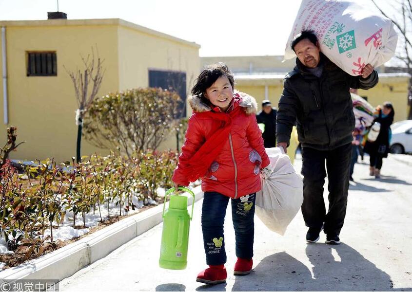 乡村小学生放寒假回家 行李繁多场面如春运