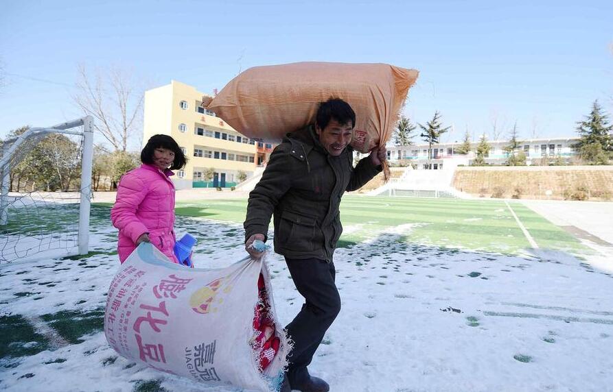 乡村小学生放寒假回家 行李繁多场面如春运