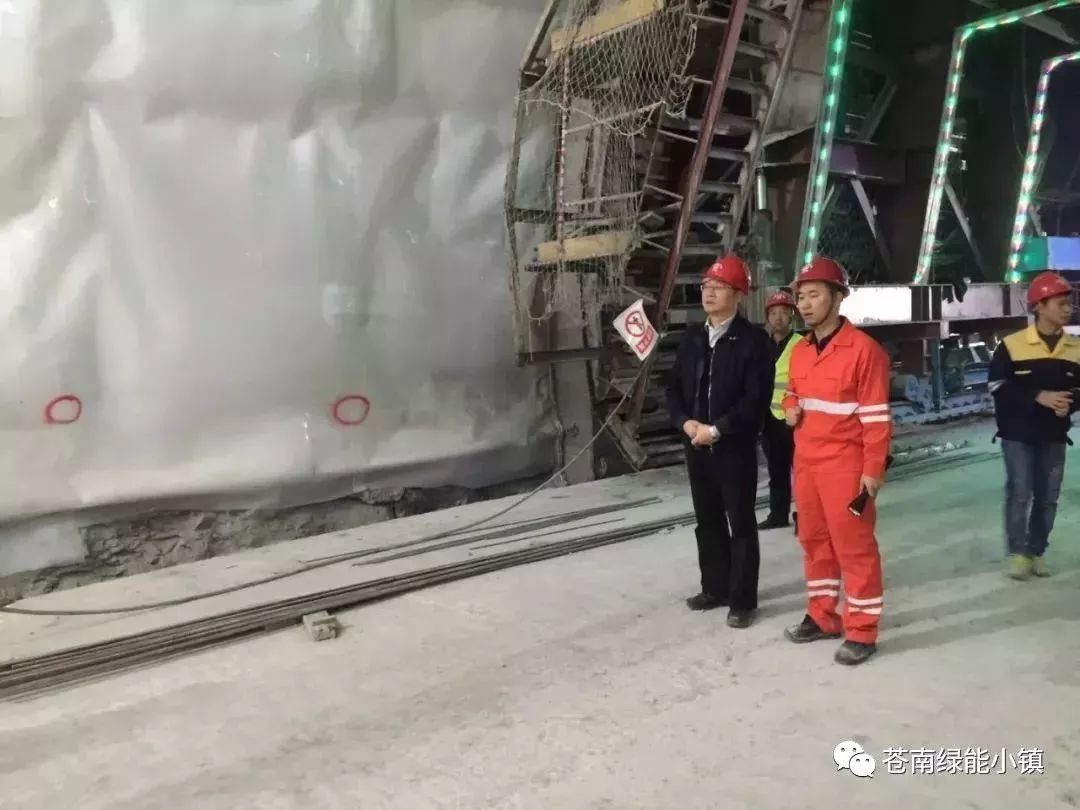 吴招鹏来霞关调研进厂道路工程项目