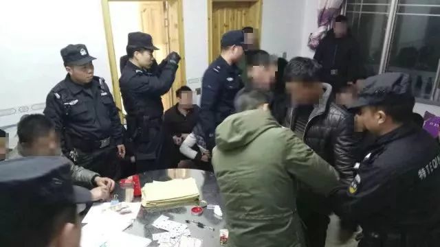 抓赌现场"我没打,抓捕现场一些赌徒狡辩道.