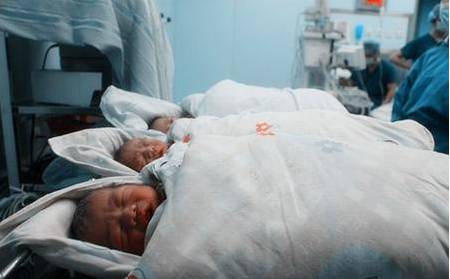 39岁孕妇顺产男婴,14天后又分娩出双胞胎女娃,产科医生却哭了!