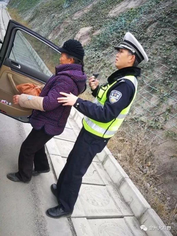 民警将老人带上车送离高速公路