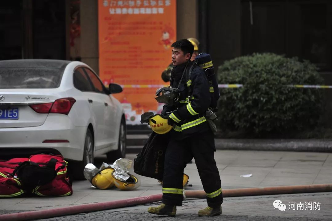 从火场中轮换下来的消防官兵