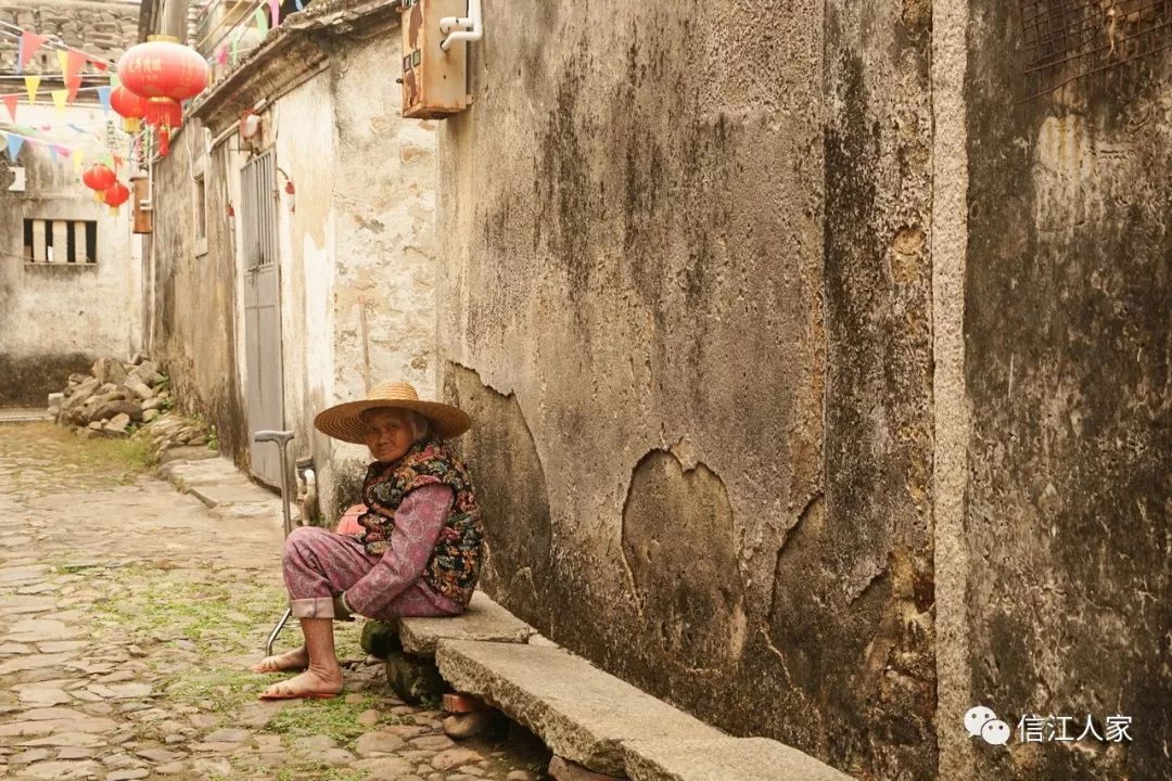 旅游 正文  在惠东县稔山镇范和村参观完毕,我们赶到霞涌镇的海边的