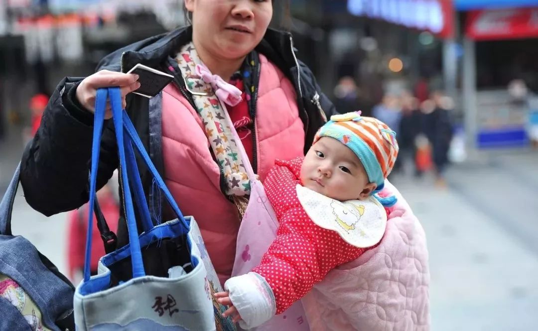 【德小黑生活】如果你正在回家过年的路上,请多帮帮春运路上的"小候鸟