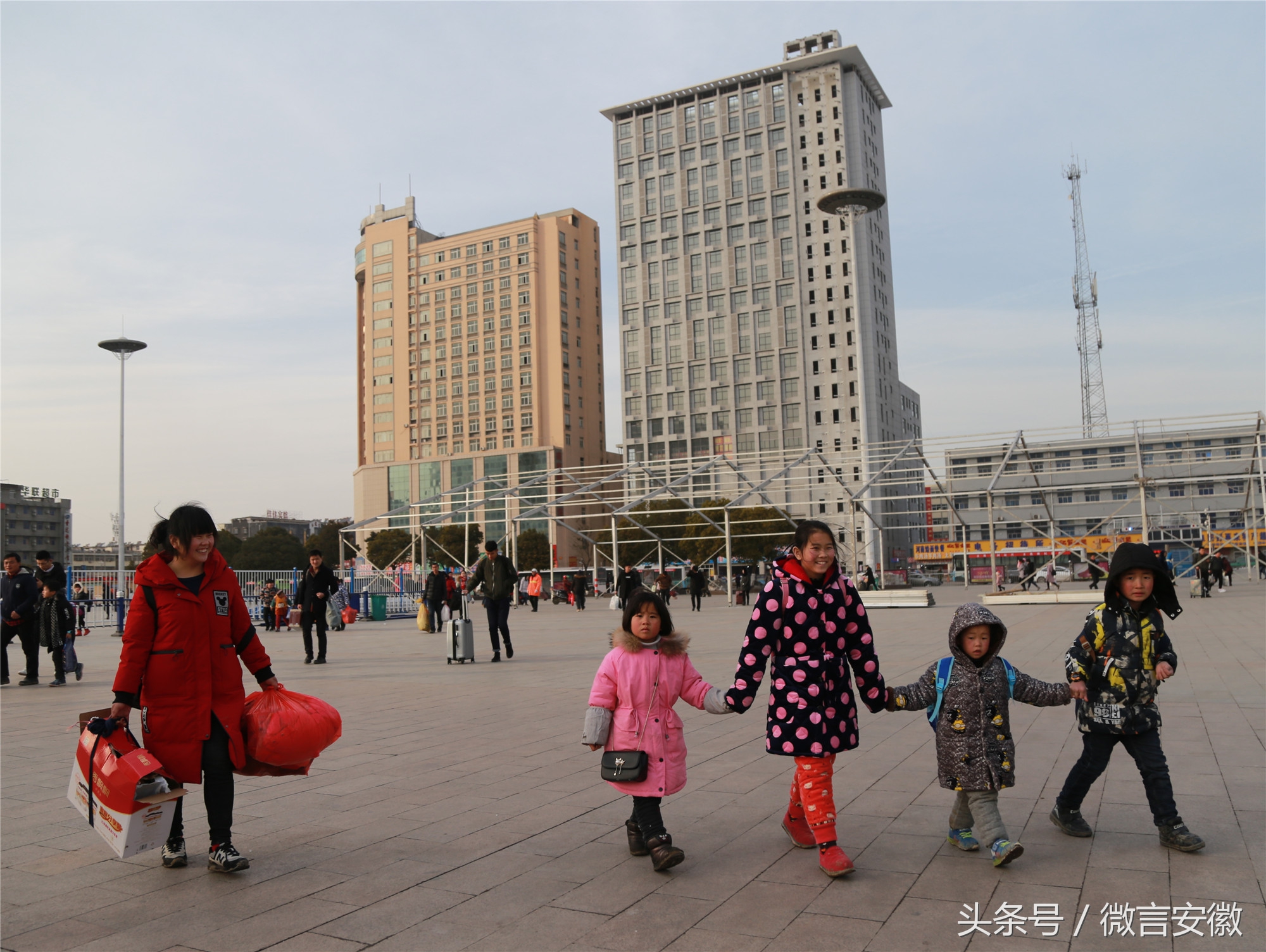 当天,她们一行人乘坐的是晚上20:50分阜阳发往上海的k8484次列车.