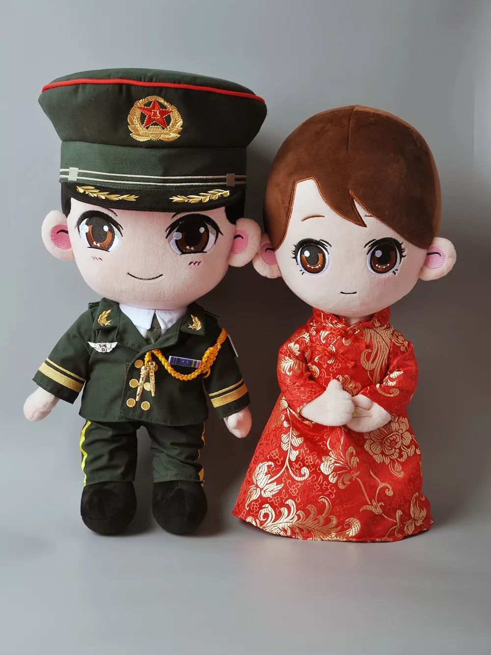 套衣服,一套婚纱一套秀禾服如图这次推出是军婚款公仔小萌出品的东西