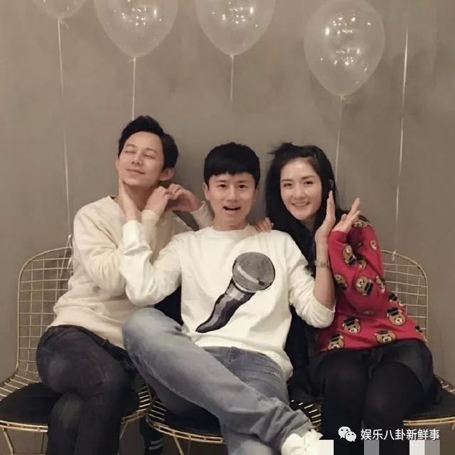 之后,谢娜也向张杰喊话,以后就靠你照顾我们娘仨了,杰爸!