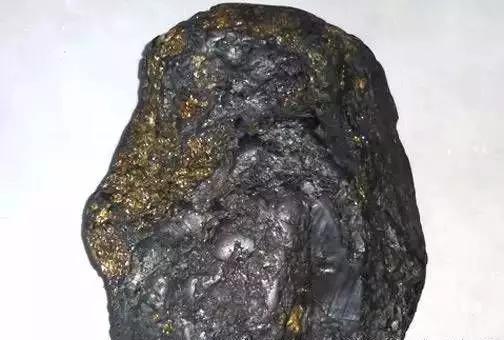 常被人误认为陨石的地球产物墨晶石(煤晶石)