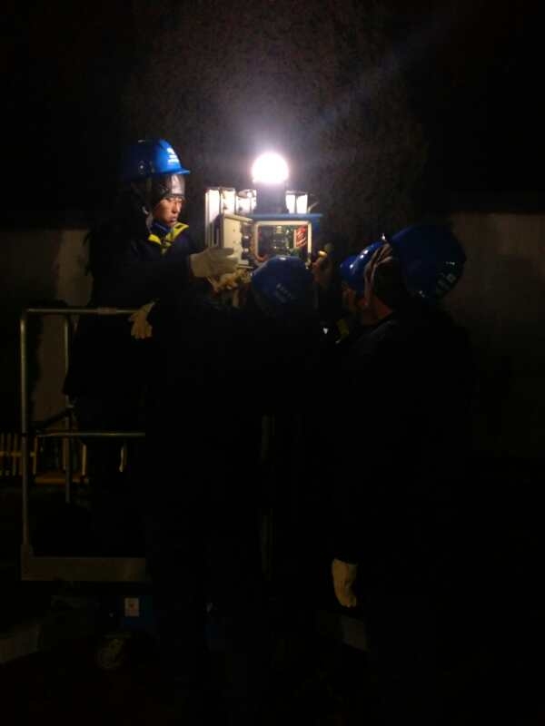 两名电力工人在黑夜中观察线路脱冰情况.梁益伟 摄