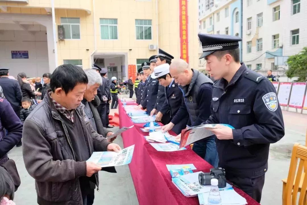 永春公安局长挥毫泼墨写春联浓浓祝福暖民心流动警务乡村行走进蓬壶