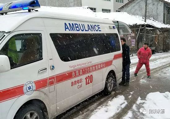 永嘉120救护车接警因冰雪路滑发生车祸,紧急上演3车接力赛最终将病患