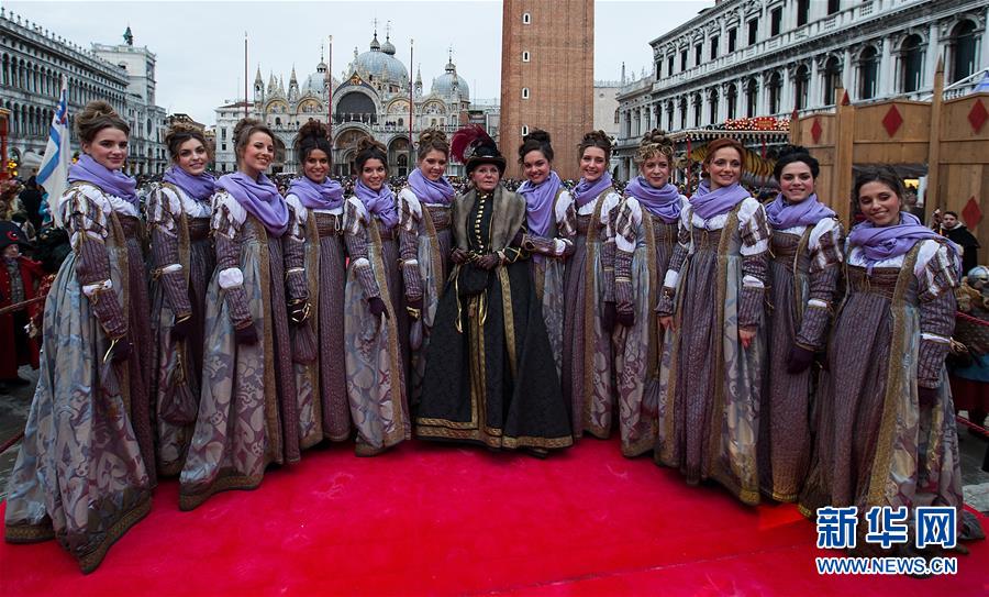 2月3日,在意大利威尼斯,穿着传统服饰的"玛丽"在圣马可广场合影.