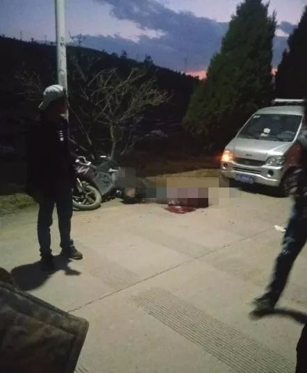 昨日洱源县三营镇永乐村一辆面包车与摩托车相撞 现场