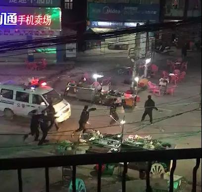 广西:警察对持刀男子开枪瞬间
