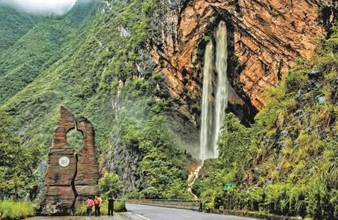 重庆奉节天坑地缝景区为国家级重点风景名胜区(4a),位于奉节县城南岸