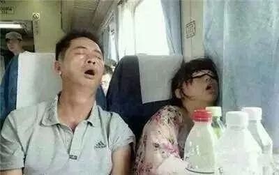 盘点春运火车上各种"奇葩"睡觉姿势._搜狐搞笑_搜狐网