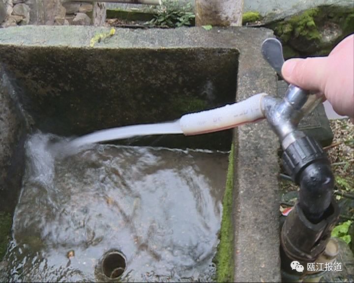 自来水停了大半年 全村靠接山泉过日子