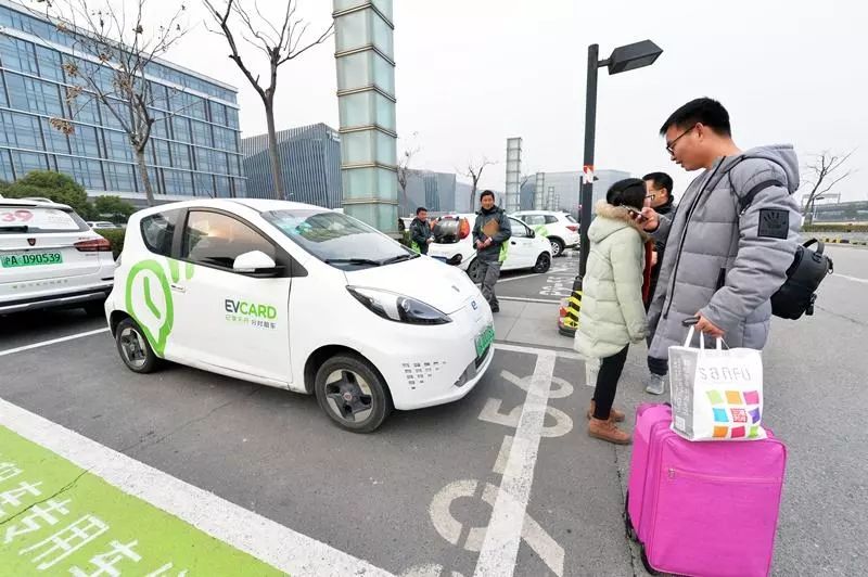 到达虹桥火车站的乘客可以在这个交通枢纽外享受到"高铁 共享汽车"的